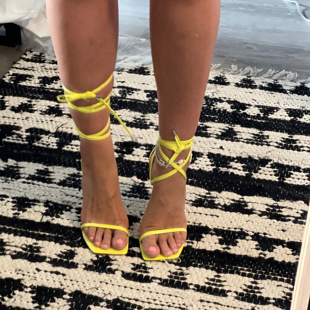 Steve Madden Uplift Ankle Tie Sandals Yellow Size 11